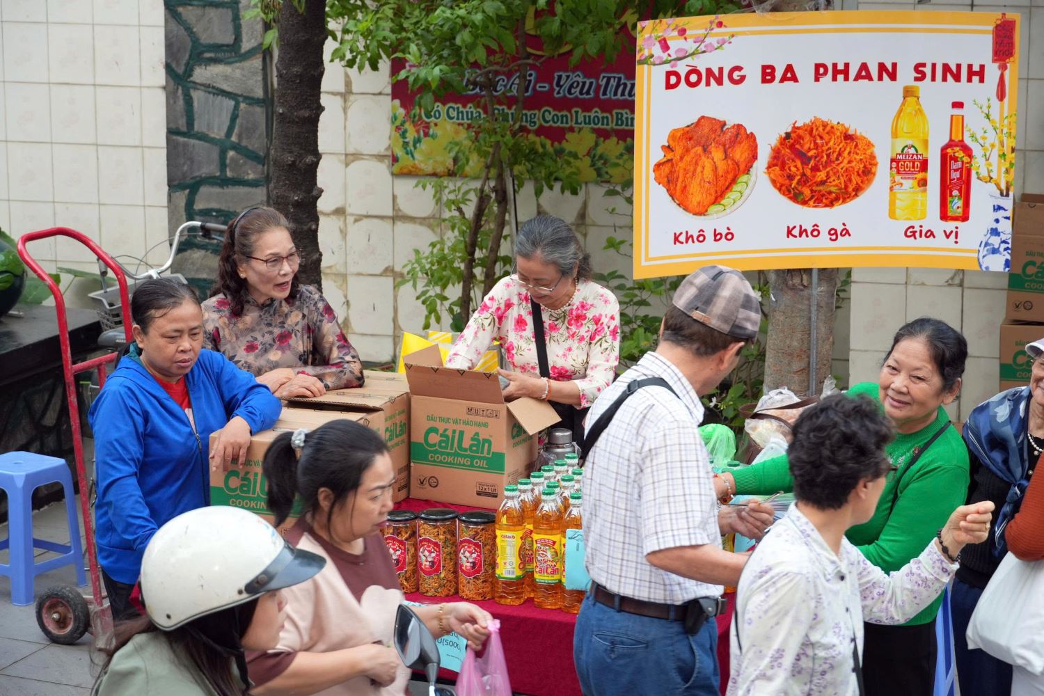 Cho  niềm vui Tết  đong đầy