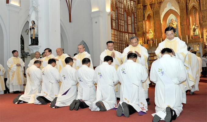 Đức Hồng y Phêrô Nguyễn Văn Nhơn truyền chức linh mục