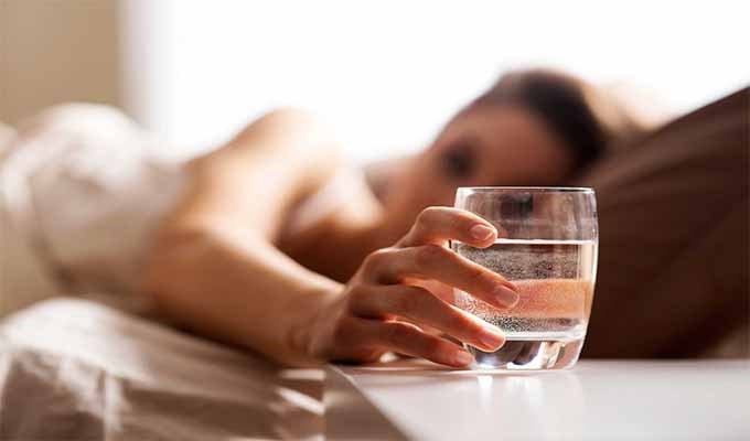 Tại sao cần uống nước  trước khi ngủ ?