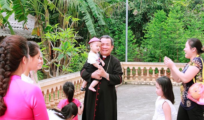 Đức cha Giuse Châu Ngọc Tri tới thăm giáo xứ Tà Lùng