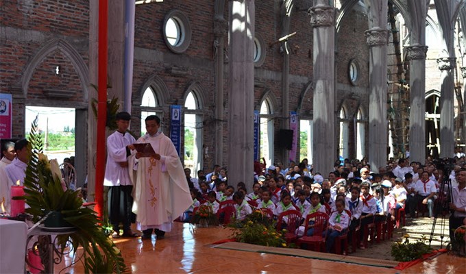 ĐGM GP Phát Diệm Giuse Nguyễn Năng chủ sự thánh lễ thành lập giáo xứ Kim Đông