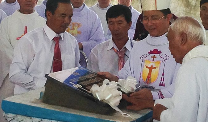 THÀNH LẬP VÀ ĐẶT VIÊN ĐÁ ĐẦU TIÊN XÂY NHÀ THỜ GIÁO XỨ LÔ 6