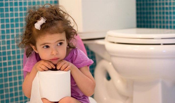 “Ðể con  tự rửa!”