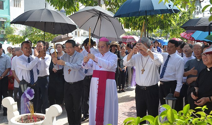 Chung lời cầu nguyện cho Các Ðẳng Linh Hồn