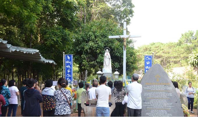 CẦU NGUYỆN BÊN MẸ MĂNG ĐEN