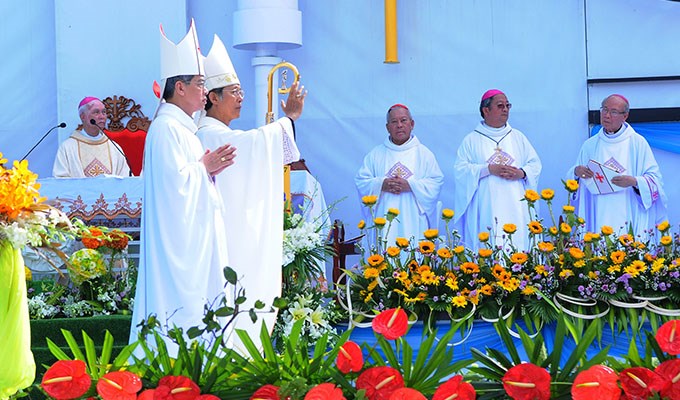 Hình ảnh lễ tấn phong Giám mục:  Đức cha Gioan Đỗ Văn Ngân