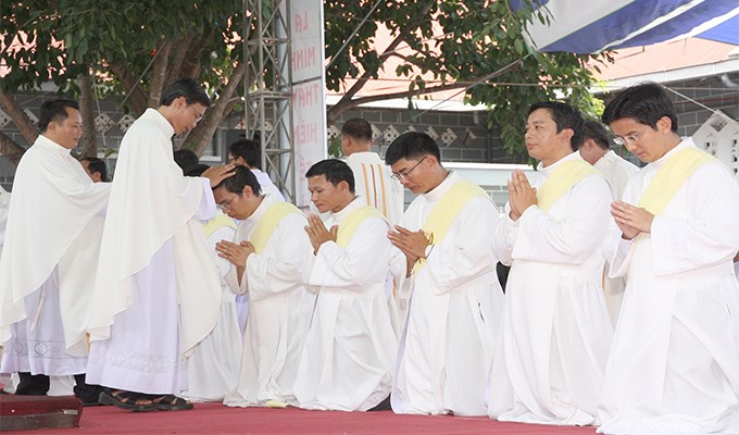 Các giáo phận truyền chức linh mục và phó tế