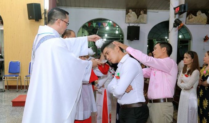 58 dự tòng tại giáo xứ Gò Mây rửa tội và lãnh nhận các bí tích Khai Tâm Kitô giáo