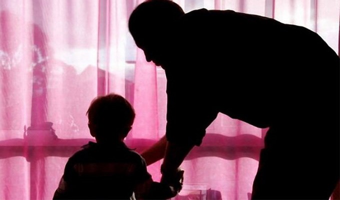 Trai cũng bị...  “bẻ hoa”