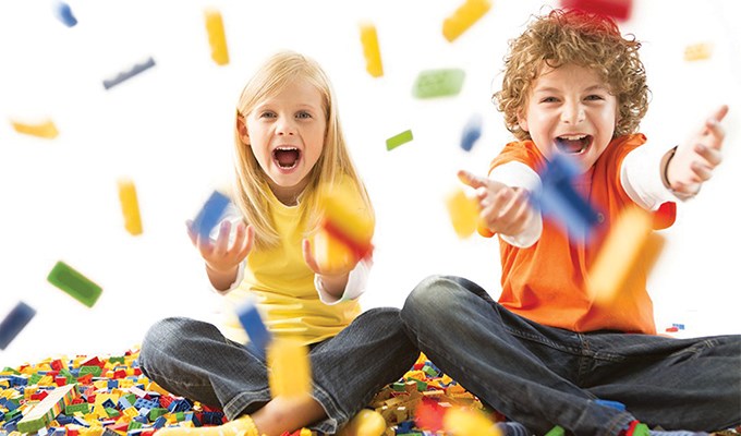 Sao lại ép con nhường đồ chơi?