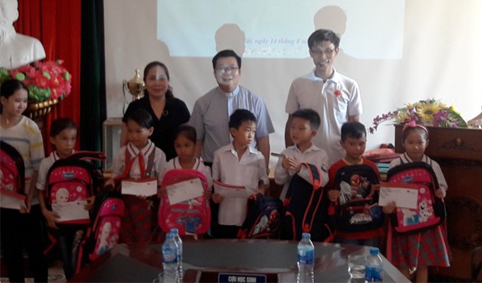 Trao học bổng cho học sinh nghèo ở huyện đảo Cát Hải