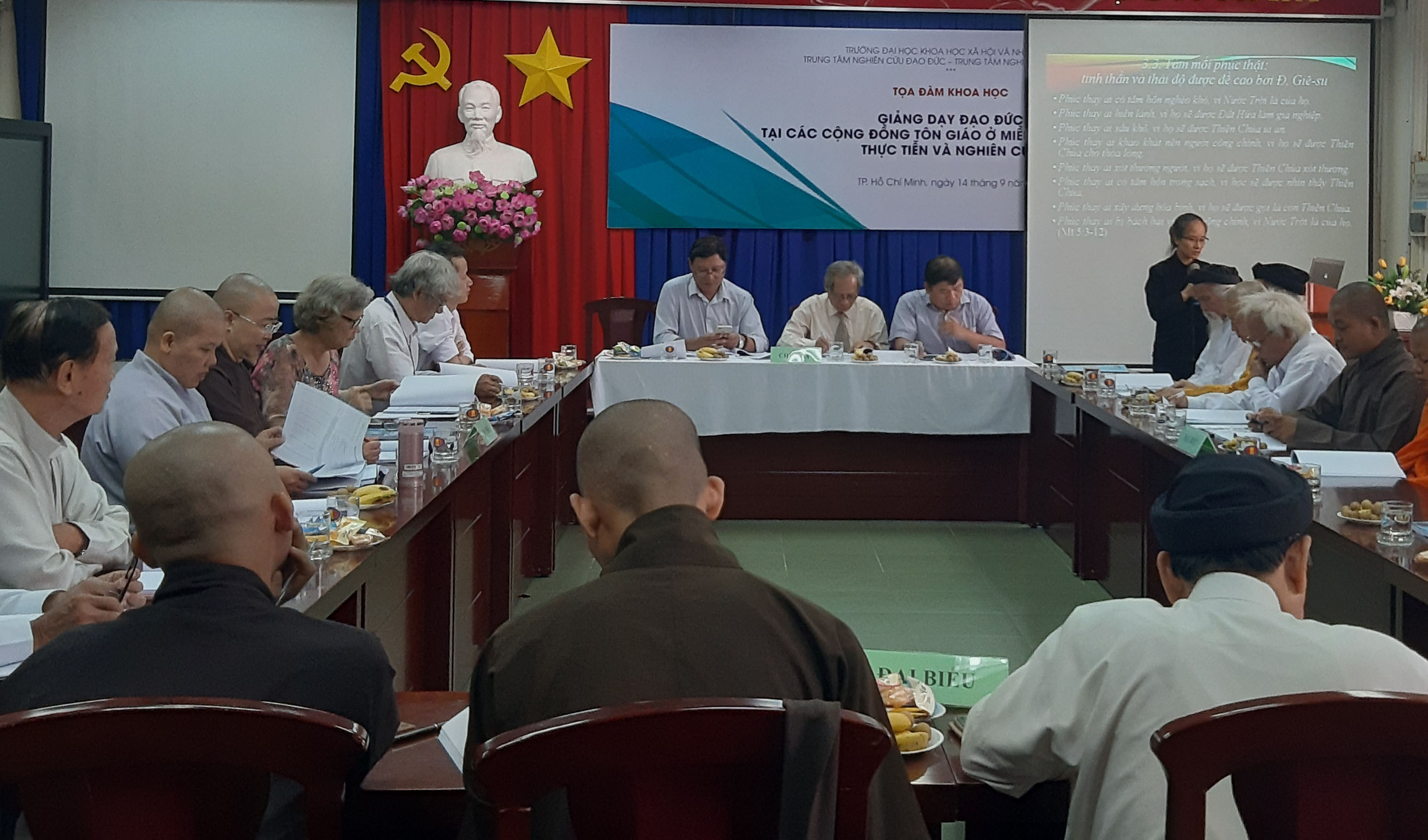 Giảng dạy đạo đức tại các cộng đồng tôn giáo