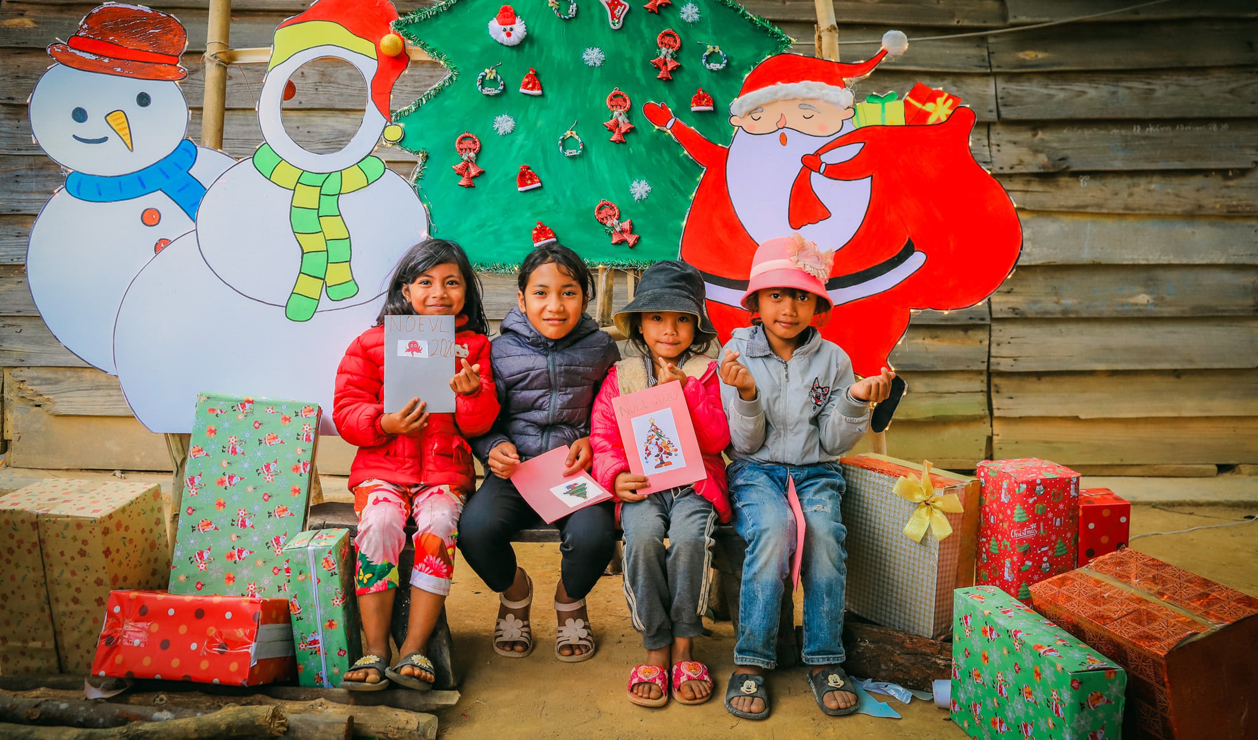 Trao Giáng Sinh yêu thương đến muôn phương