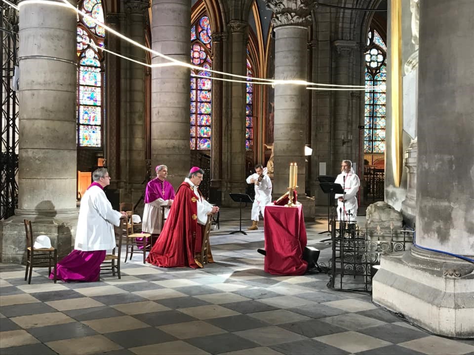 Suy tôn Mão Gai thật của Chúa tại nhà thờ Đức Bà Paris