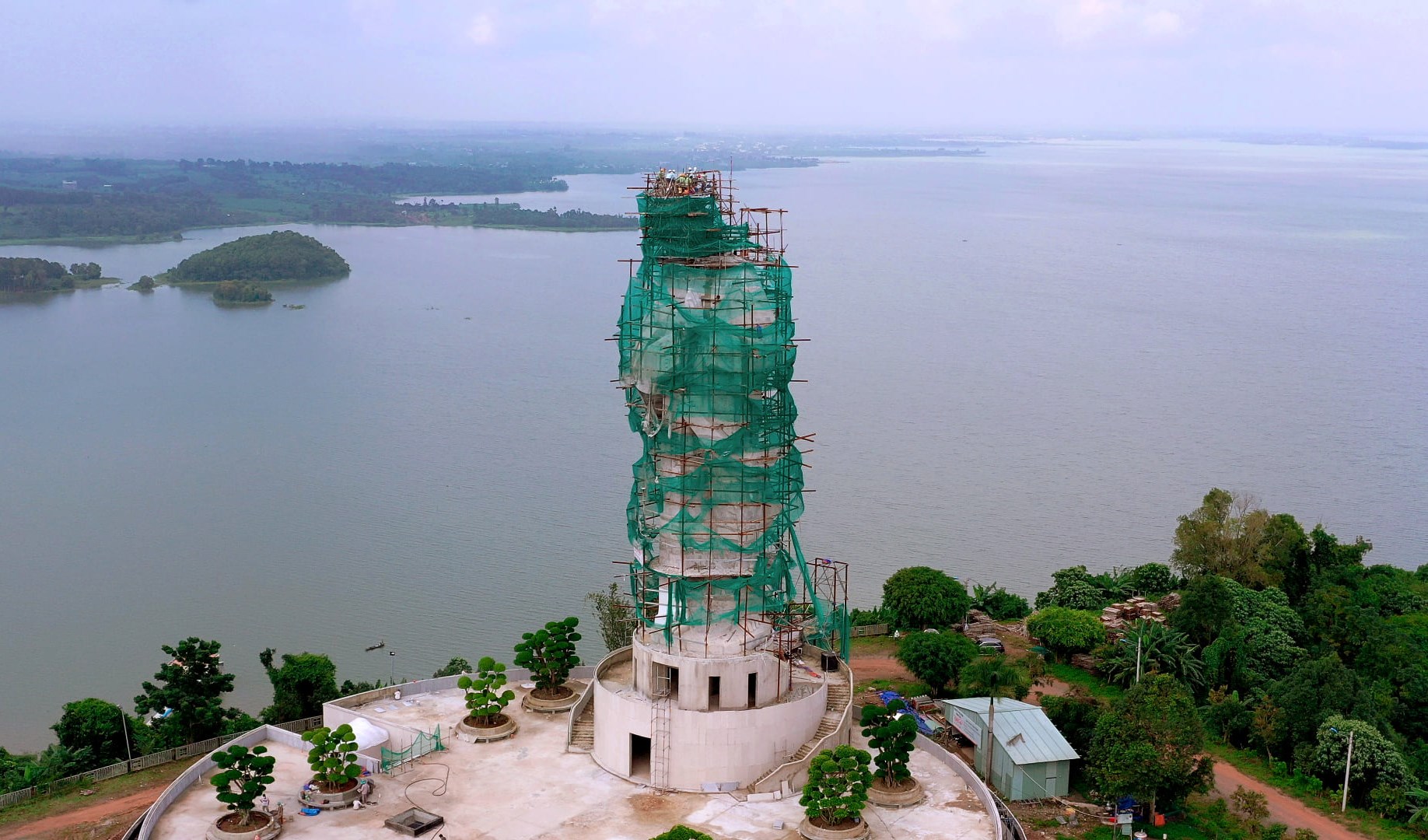 Hoàn tất đổ bê tông lần cuối tượng Ðức Mẹ trên đỉnh Núi Cúi