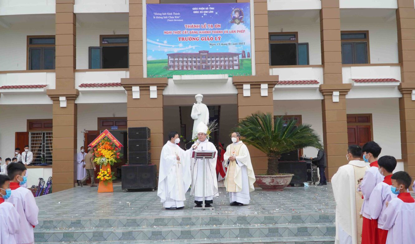Khánh thành, làm phép trường giáo lý và nhà máy nước sạch tại giáo xứ Kim Lâm.