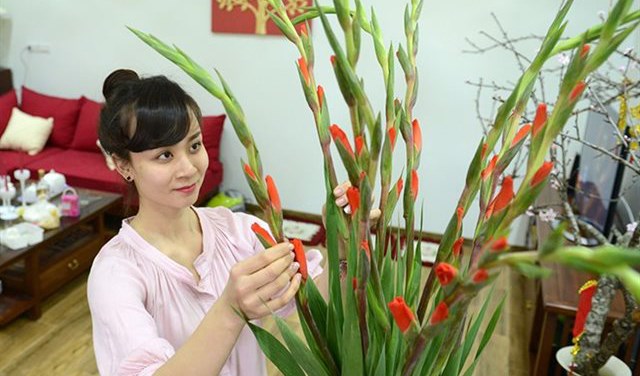 Chưng hoa Tết trong gia đình