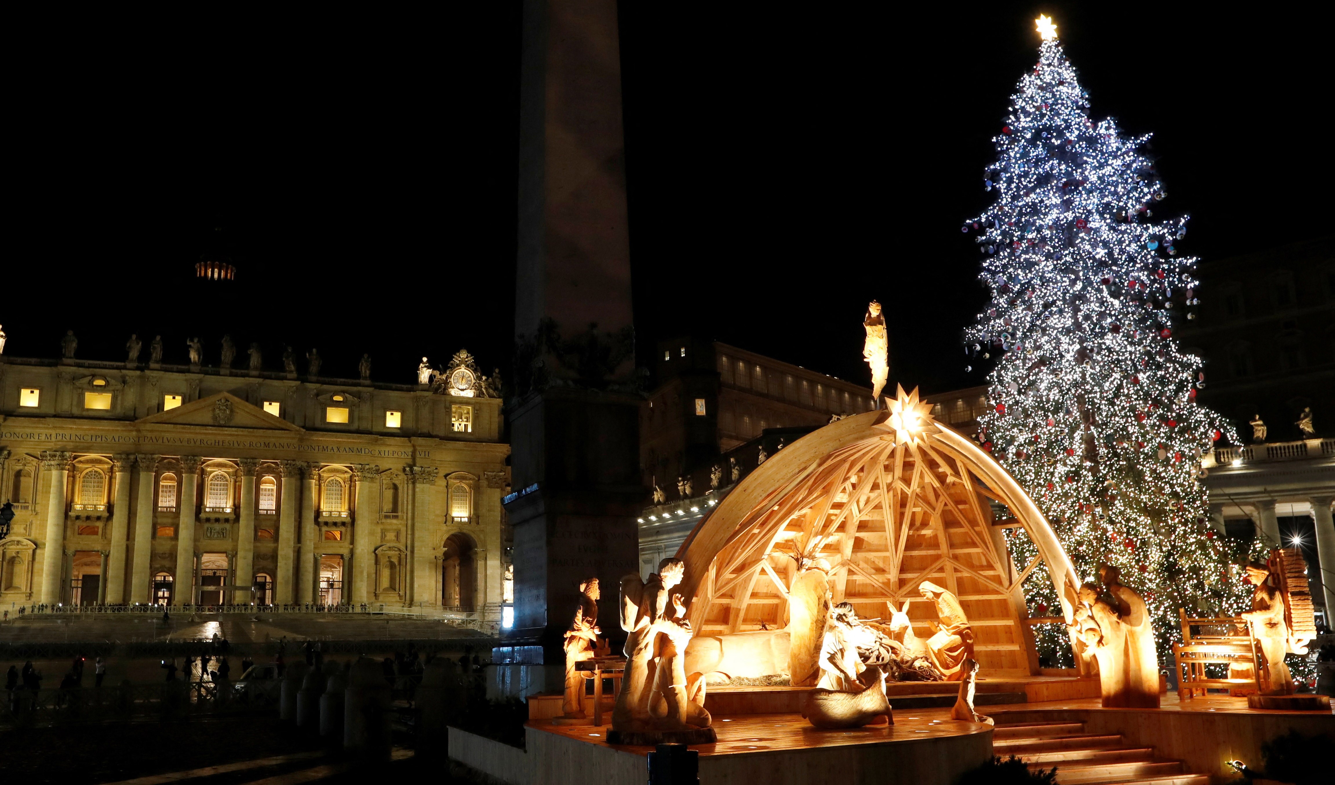 Cây thông và hang đá Giáng Sinh ở Vatican