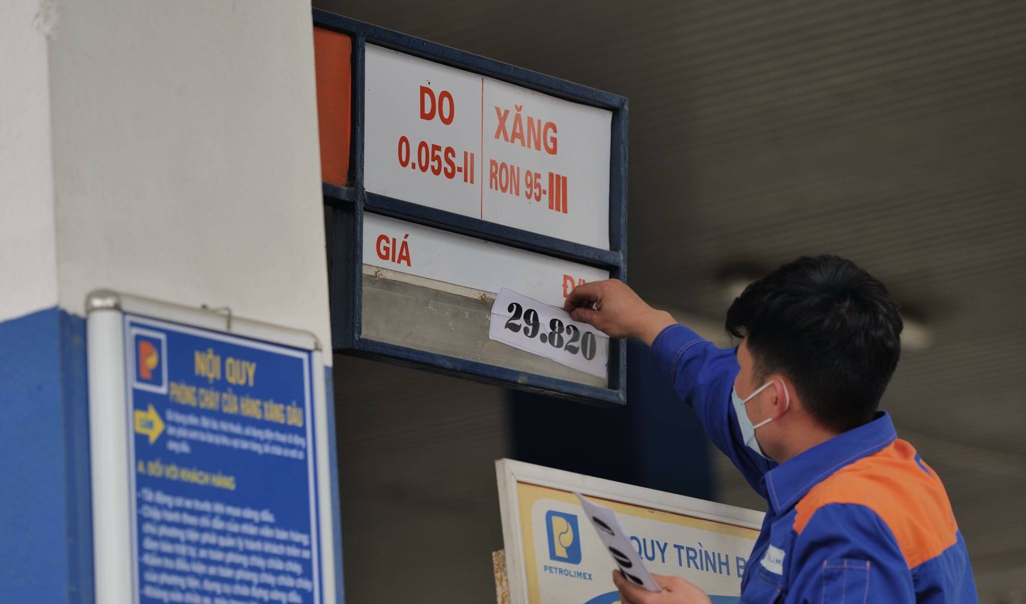 Xung quanh chuyện giá xăng