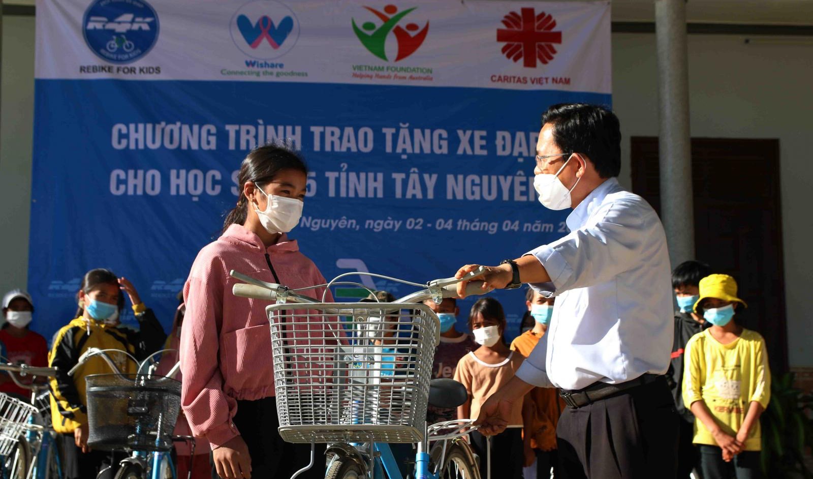 Trao xe đạp cho học sinh các tỉnh Tây Nguyên