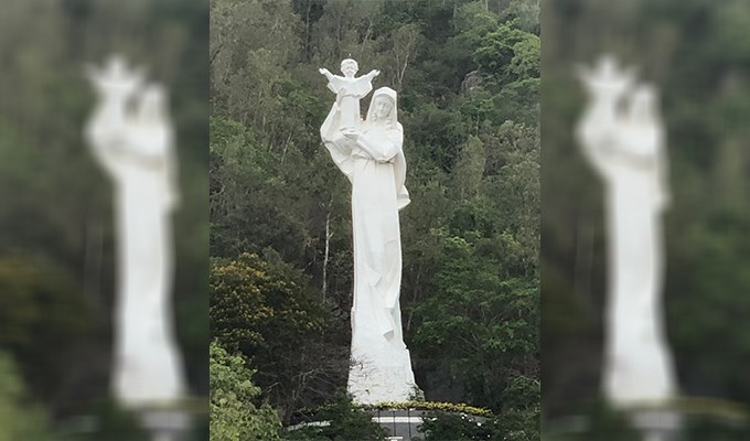 Nguyện cầu bình an dưới chân Ðức Maria