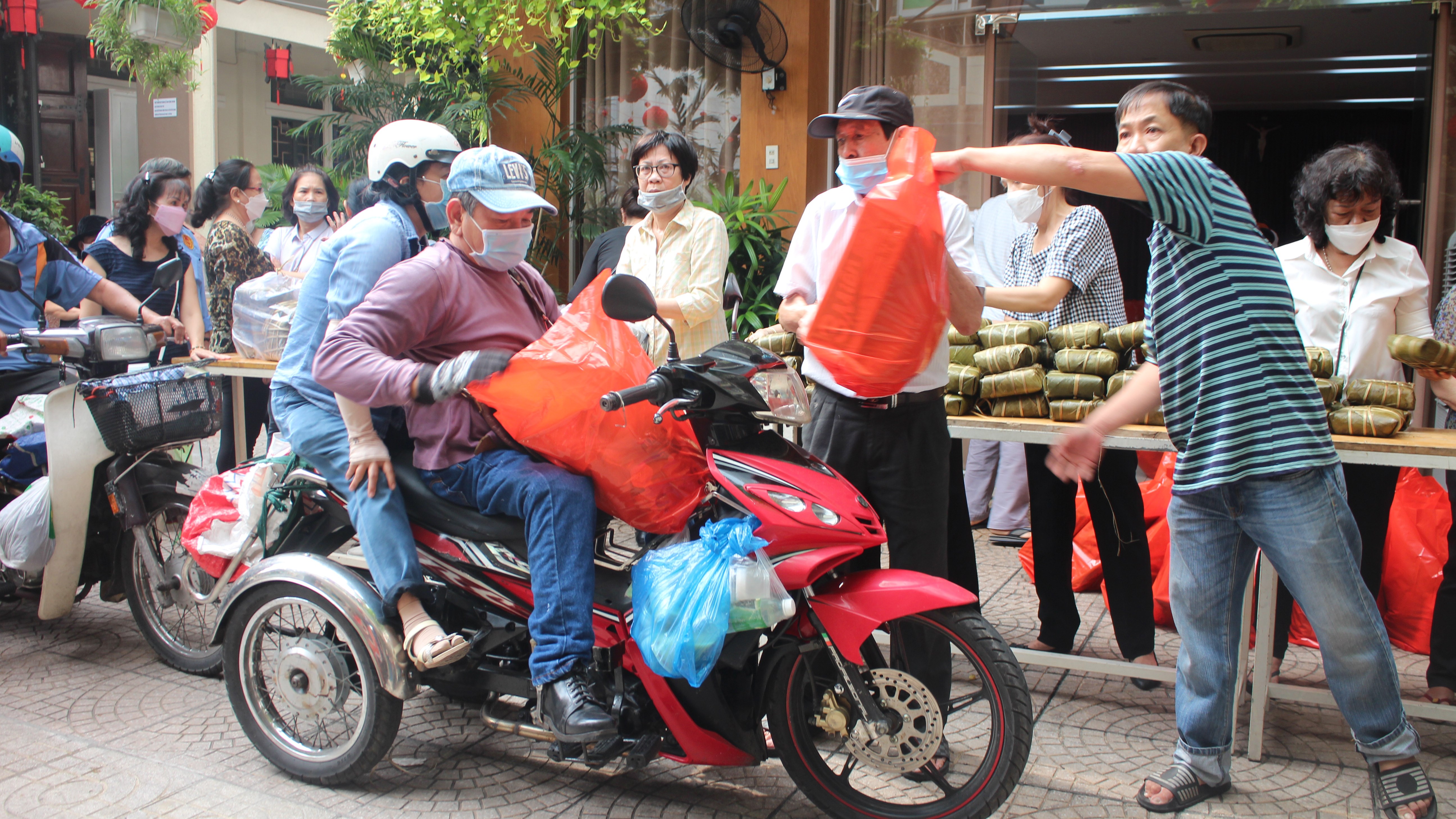 GIÁO XỨ VƯỜN XOÀI TRAO QUÀ XUÂN ĐẾN NGƯỜI NGHÈO, NGƯỜI KHUYẾT TẬT…