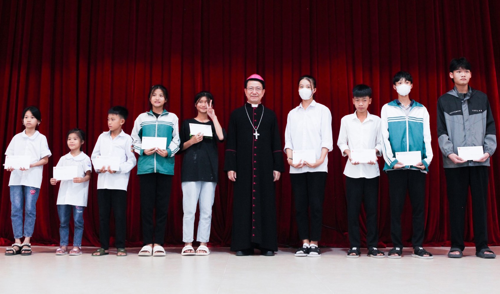 Caitas Phát Diệm trao quà khuyến học cho các em học sinh nghèo vượt khó