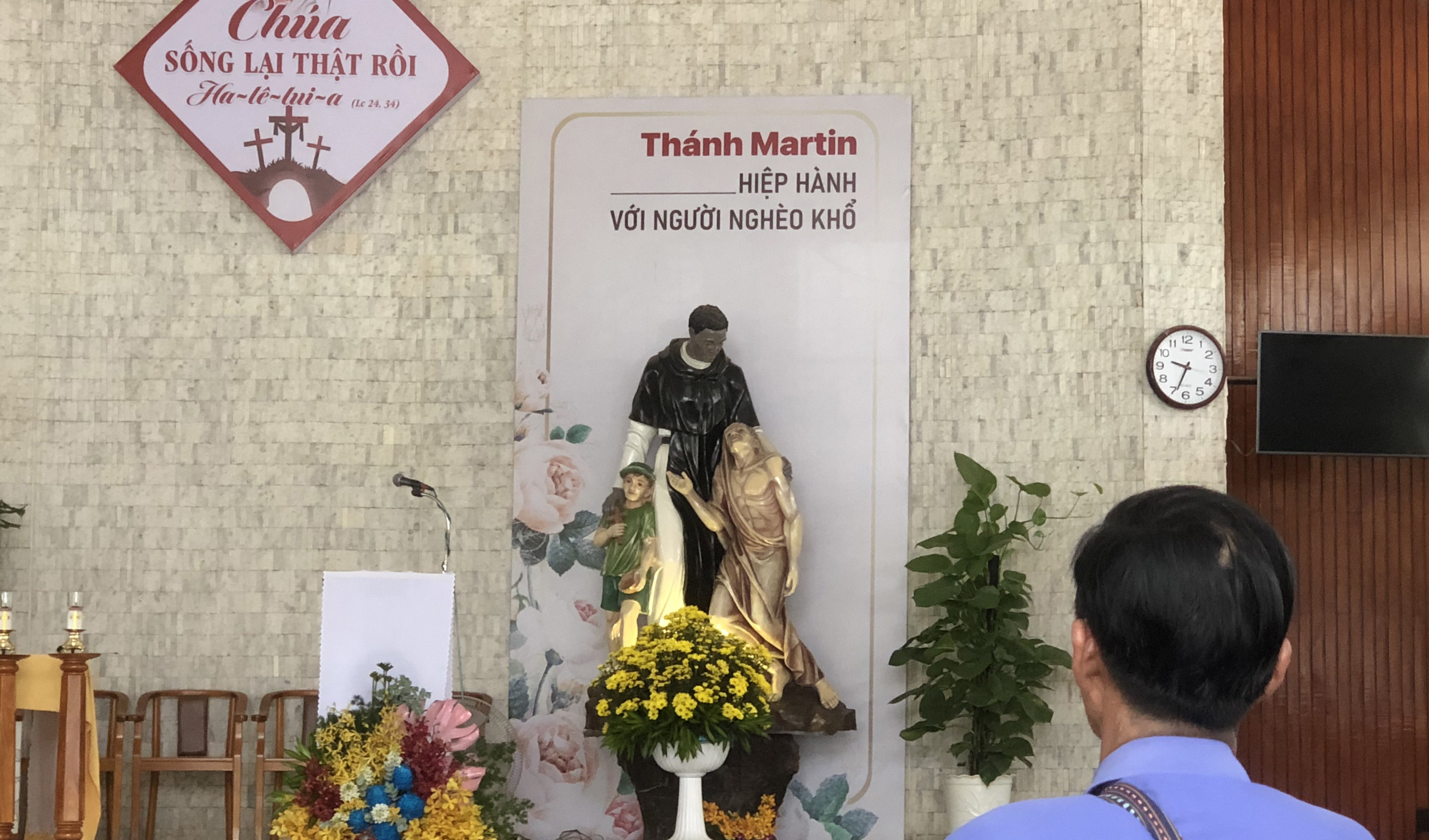 Thánh nhân cùng đi theo từng bước chân thành mến