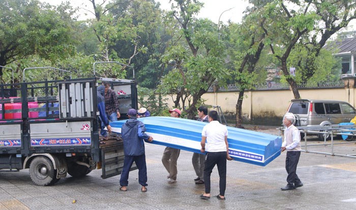 Caritas Huế trao 10 chiếc thuyền cứu hộ