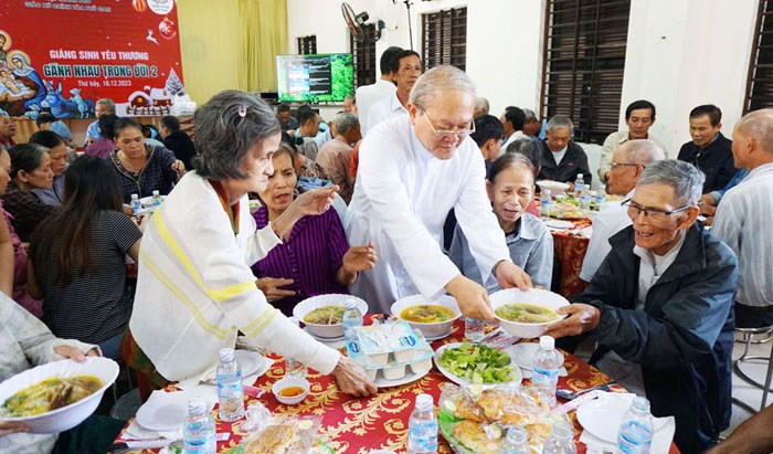 Giáo xứ chánh tòa Phủ Cam (TGP Huế) đã tổ chức bữa cơm yêu thương