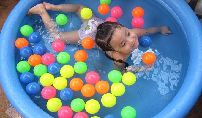 Sống ở thành phố, làm sao để trẻ biết bơi?
