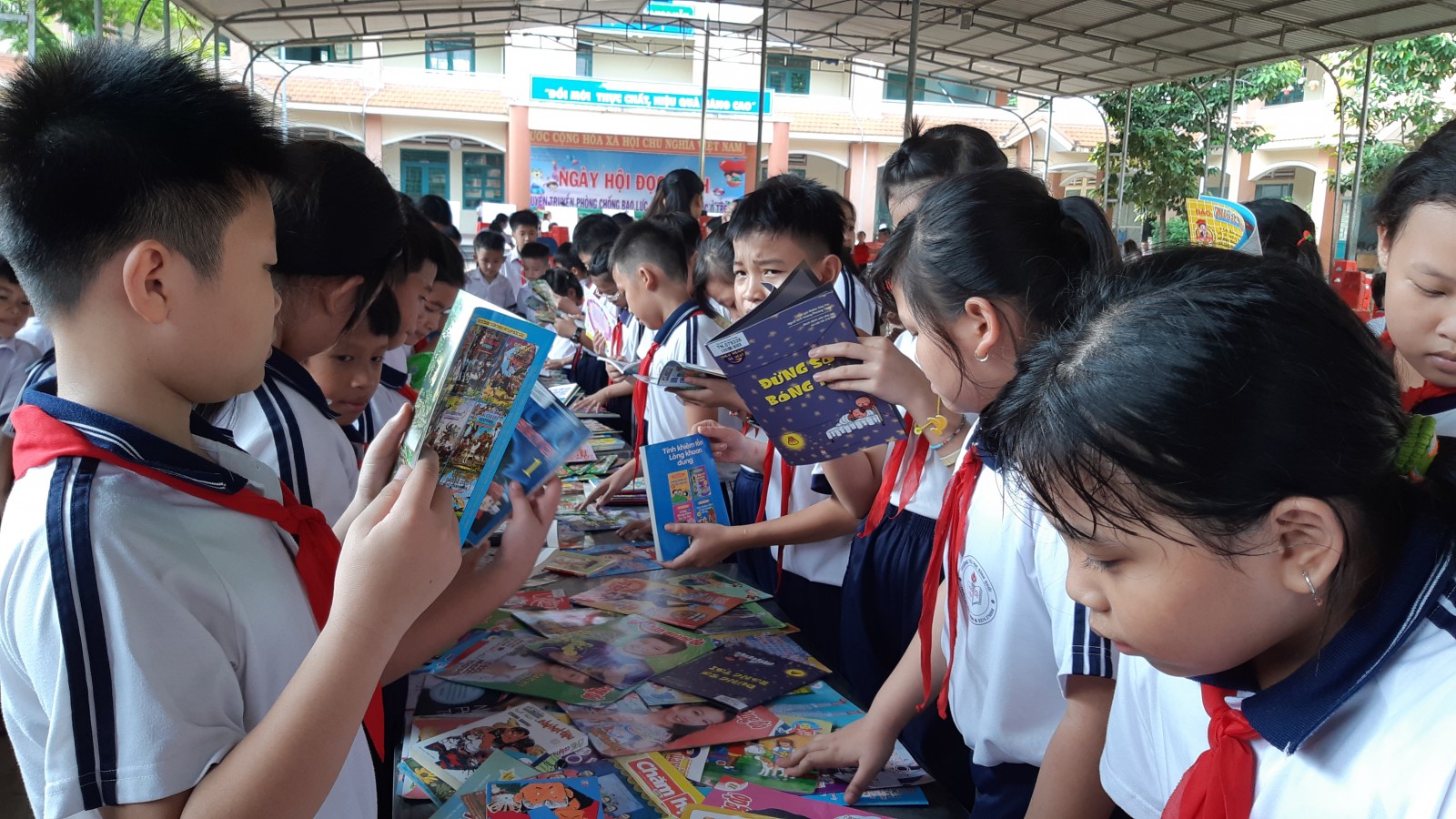 Khuyến khích trẻ đọc sách