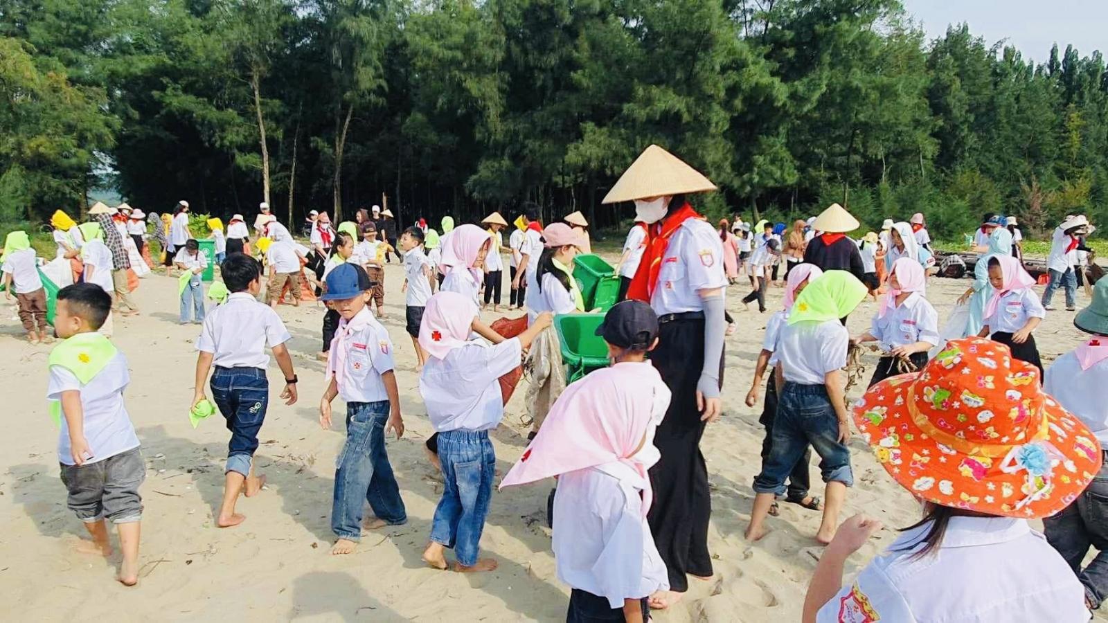 Lễ xong, thiếu nhi cùng nhau nhặt rác trên bãi biển
