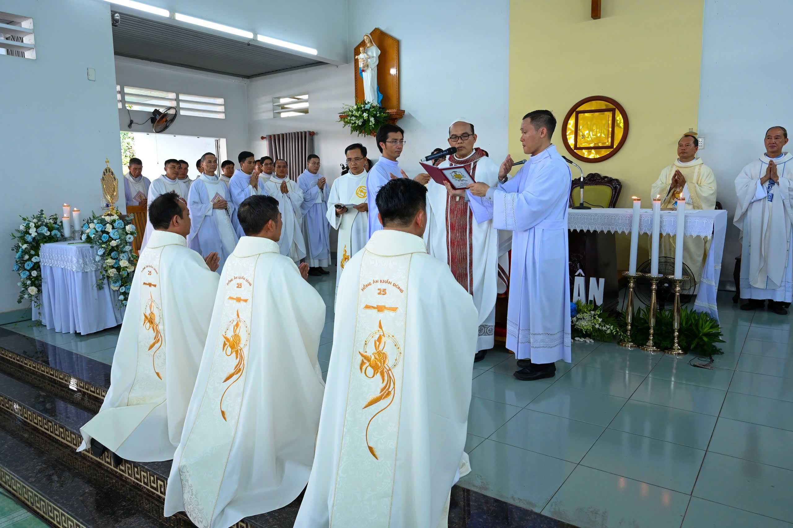 Sáu đan sĩ đan viện Xitô Thánh Mẫu An Phước khấn