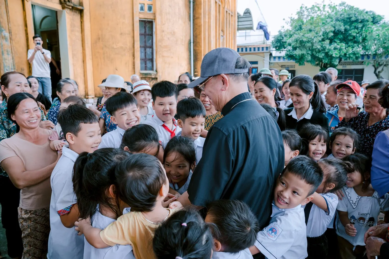 Bà con vùng lũ vượt qua khó khăn