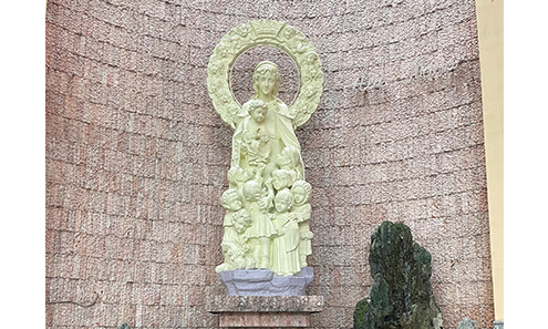 Mẹ hiện diện giữa những đứa trẻ muôn màu