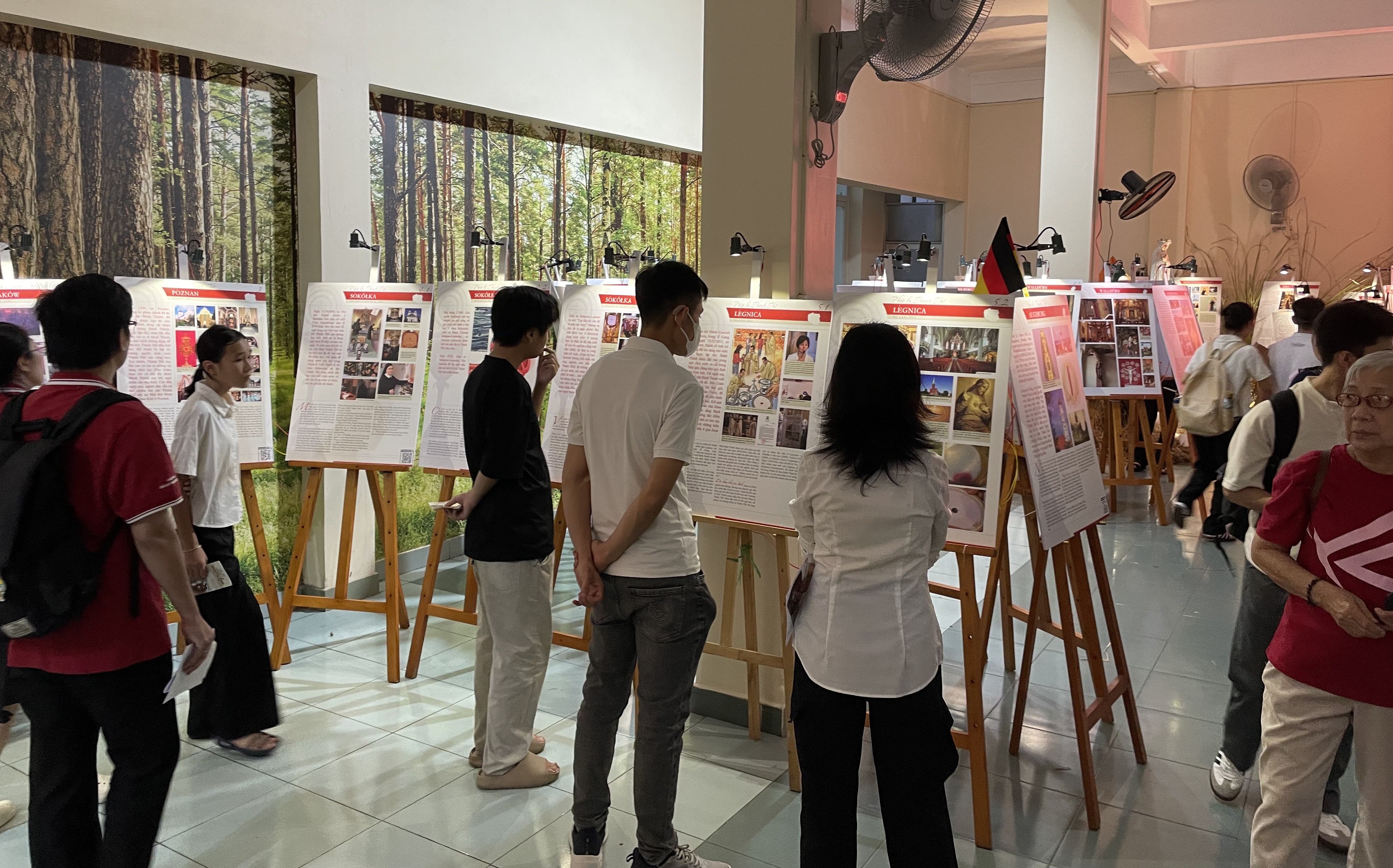 Triển lãm “Phép lạ Thánh Thể trên thế giới”