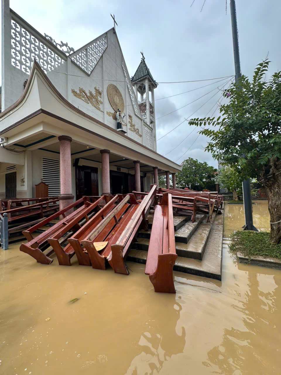 Mưa lũ gây thiệt hại lớn cho miền Trung