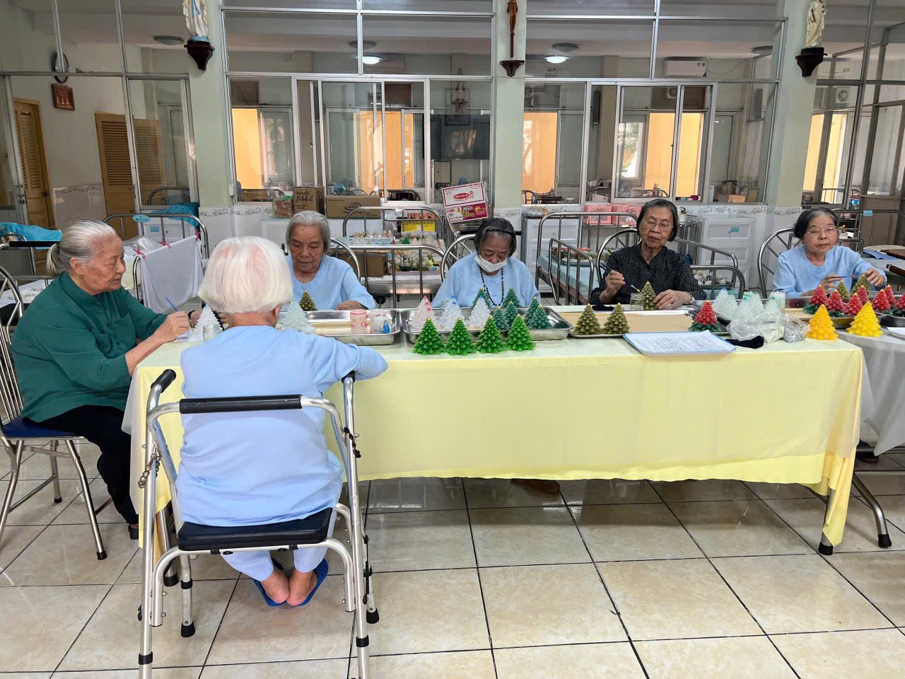 Tuổi già bên những ngọn nến Giáng Sinh