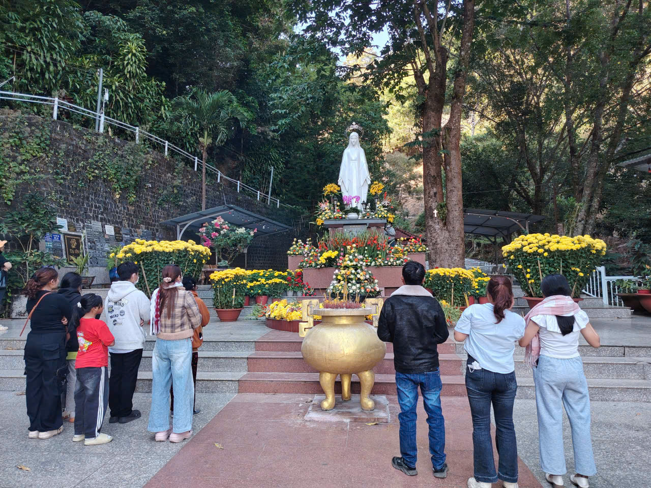 Viếng Đức Mẹ An Bình trên đèo Bảo Lộc