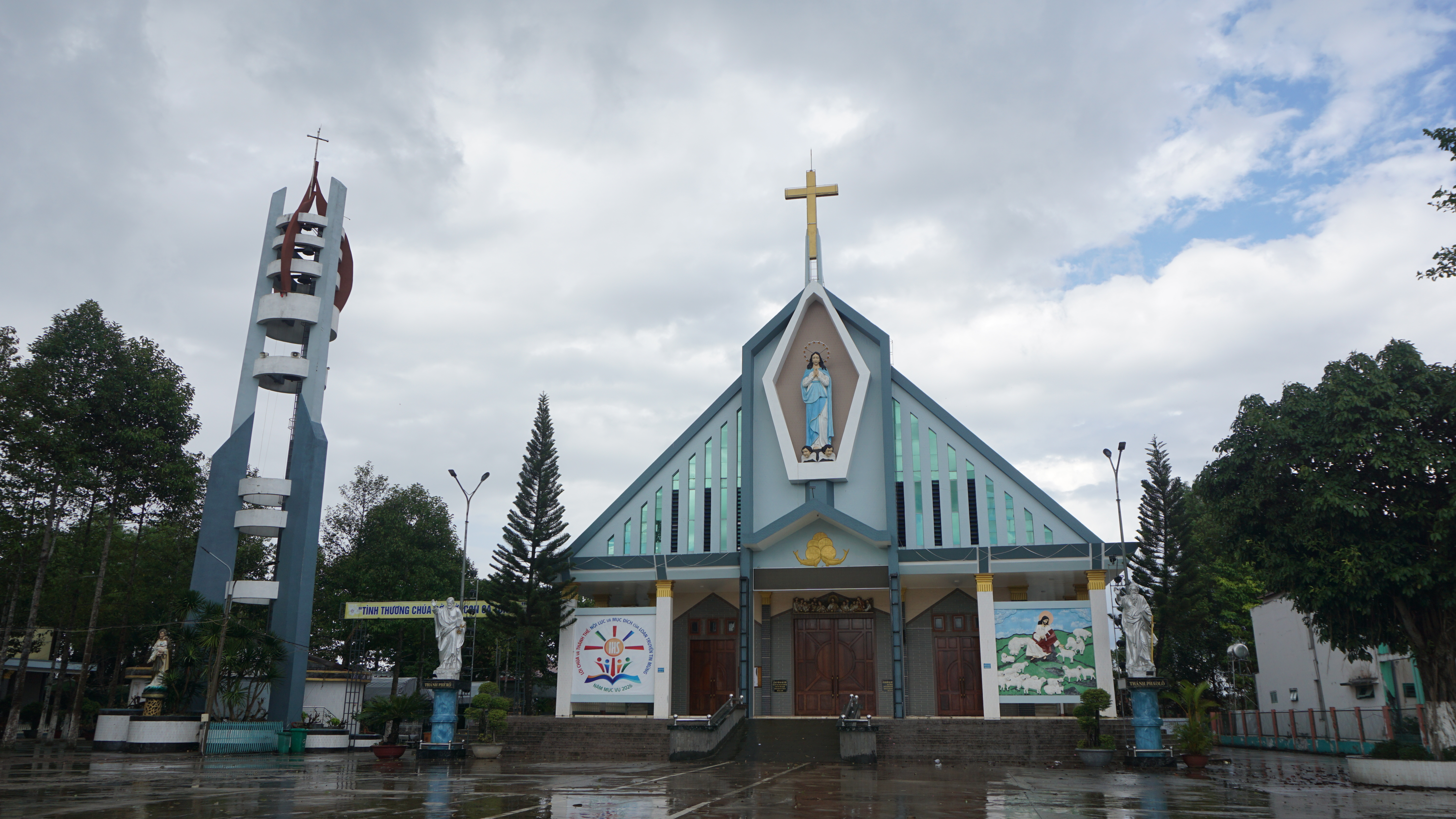 Một giáo đoàn hình thành xung quanh tượng đài Đức Mẹ