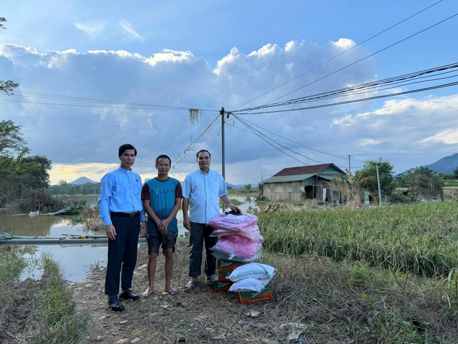Chia sẻ khó khăn mùa lũ