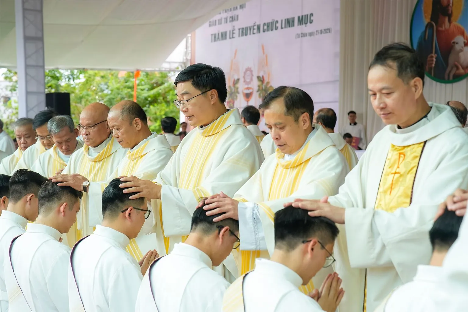 Truyền chức linh mục cho 18 thầy Phó tế