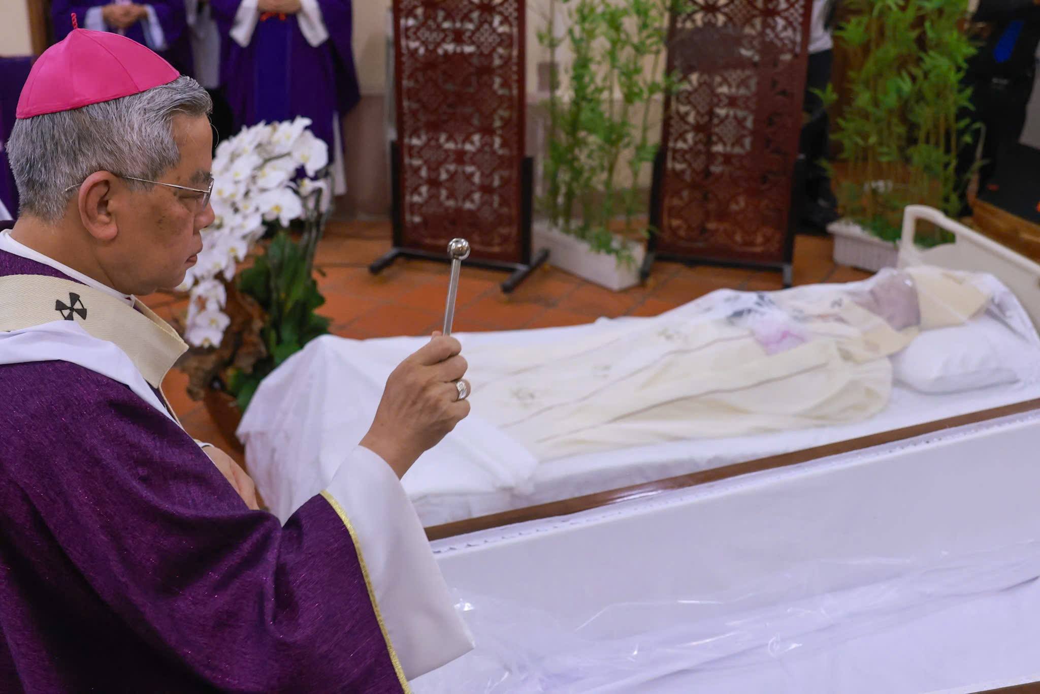 Nghi thức tẫn liệm và thánh lễ cầu nguyện cho Đức Hồng y Gioan Baotixita Phạm Minh Mẫn