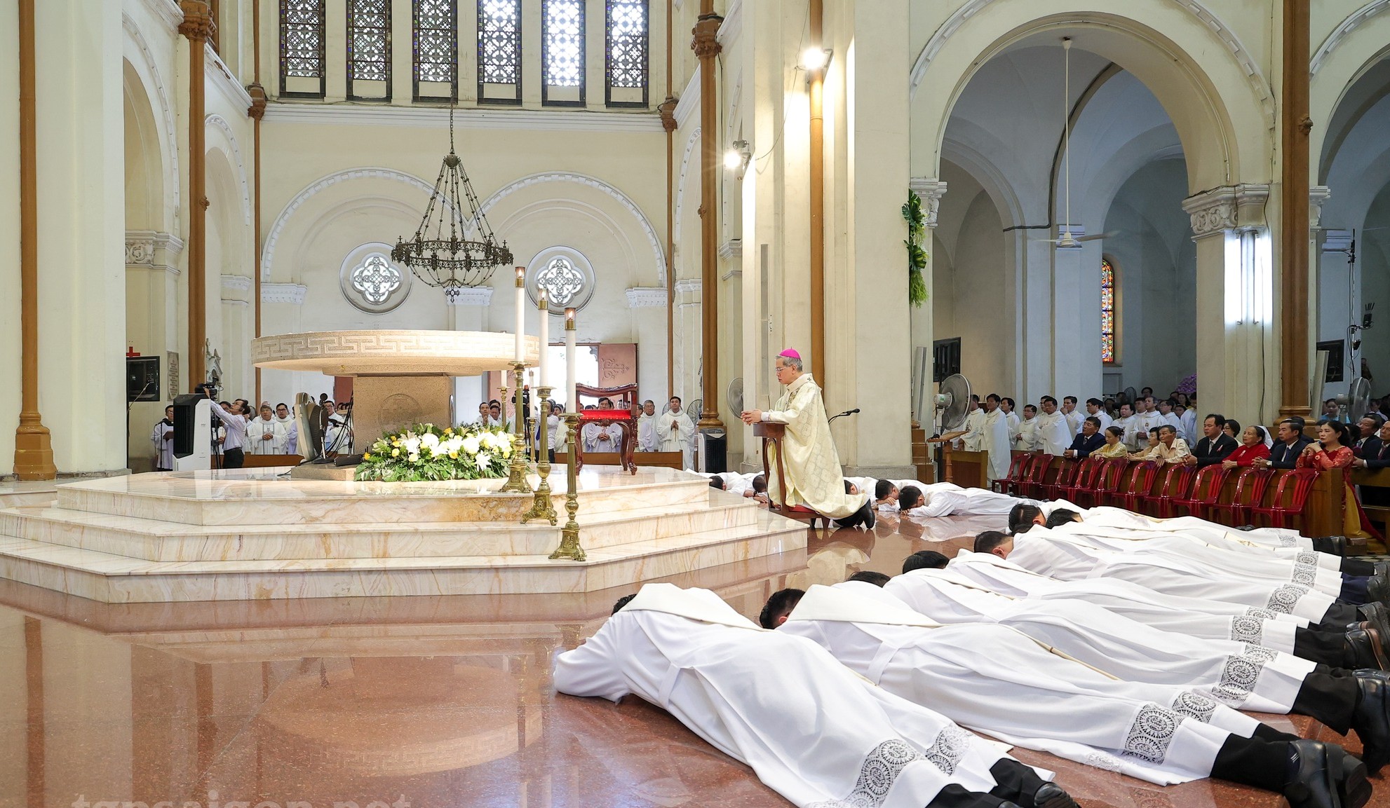 Hướng nhìn khi hát Kinh Cầu Các Thánh