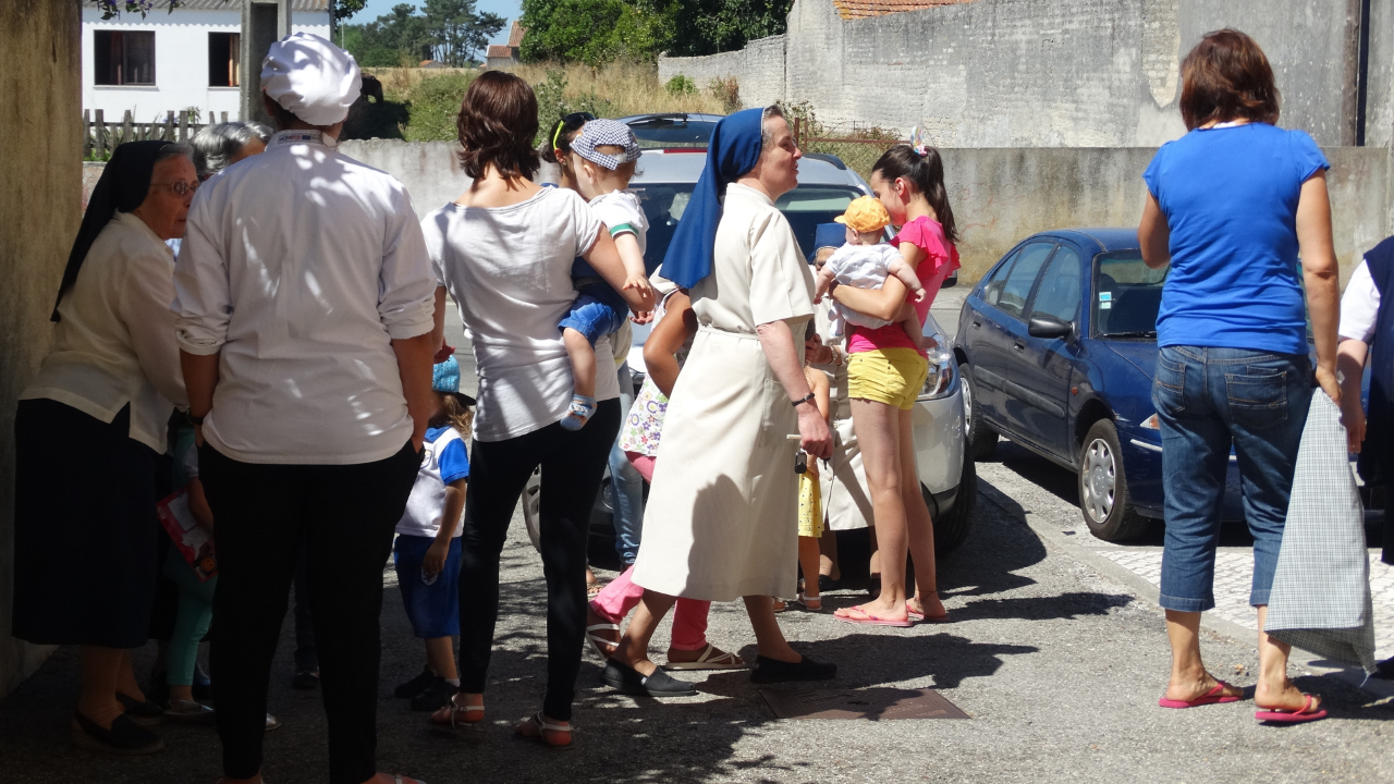 Nữ tu dòng Chúa Chiên Lành hiện diện cùng người nghèo.png (2.12 MB)