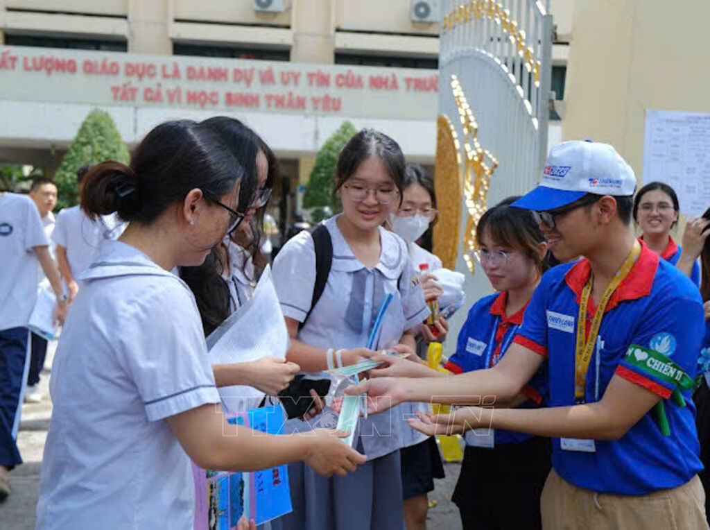Đồng hành với các sĩ tử