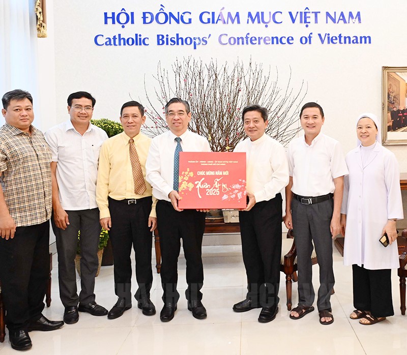Lãnh đạo TPHCM chúc mừng năm mới tại văn phòng Hội đồng Giám mục Việt Nam