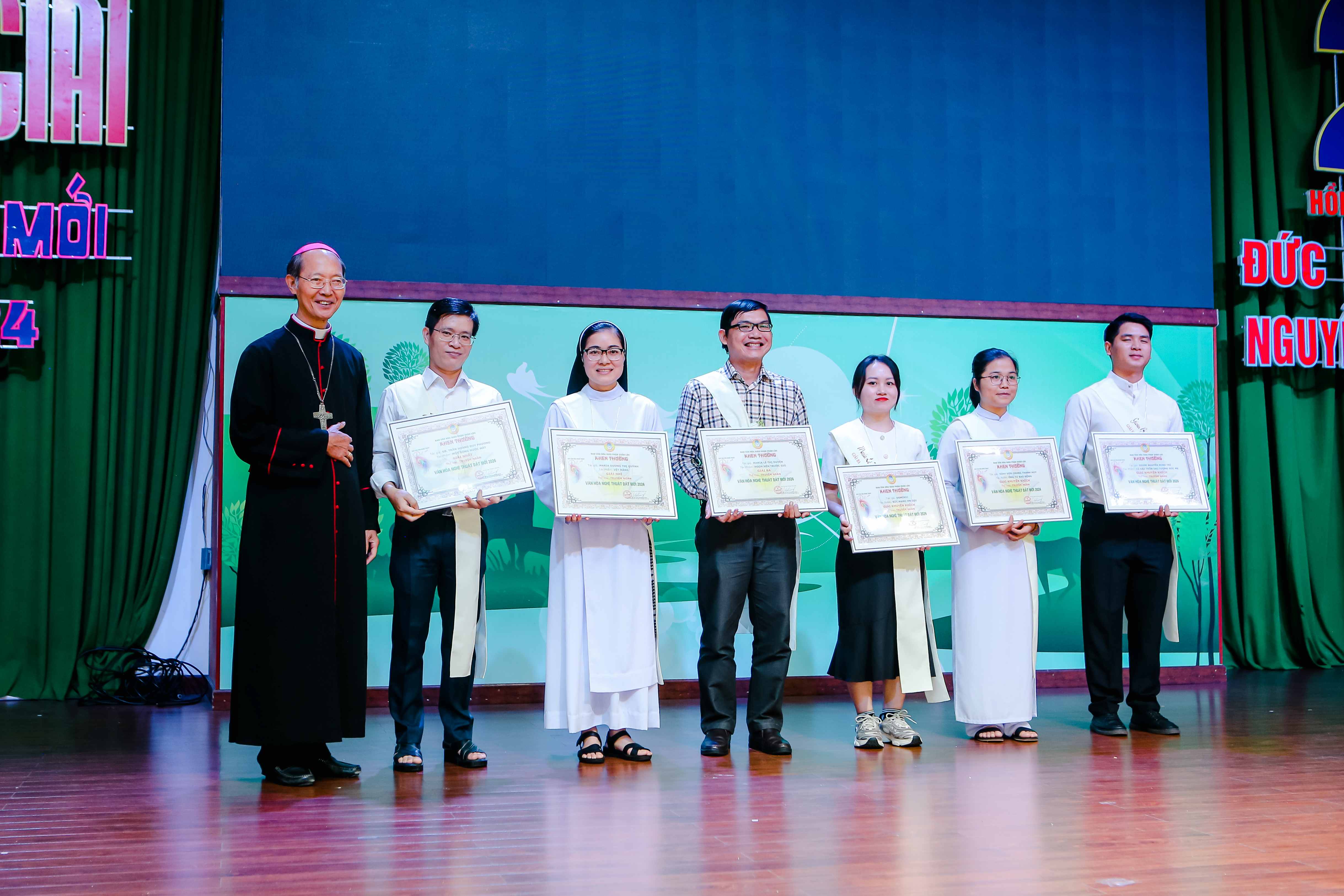 Trao giải Đất Mới