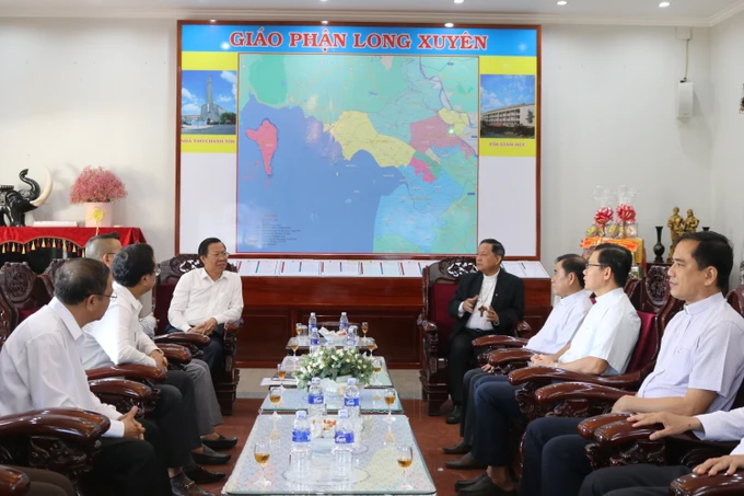 Lãnh đạo TPHCM chúc mừng Giáng Sinh tại các giáo phận